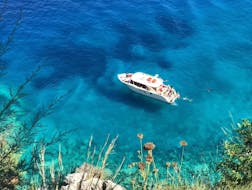 Paseo en barco de Zakynthos (Zacinto) a Cuevas Azules Zakynthos  & baño en el mar con Dali Tours Zakynthos.