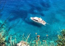 Boot in blauwe wateren tijdens Minibus & Boottocht naar Bochali uitkijkpunt, Shipwreck Beach & Blauwe Grotten met Dali Tours Zakynthos.
