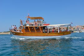 De boot vol met mensen tijdens de Boottocht naar Zavratnica park en Eiland Rab met Lunch en Zwemmen met Sunturist.