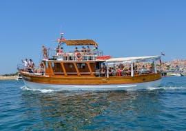 The boat filled with customers during the Boat Trip to Zavratnica park and Island Rab with Lunch and Swimming from Sunturist Novalja.