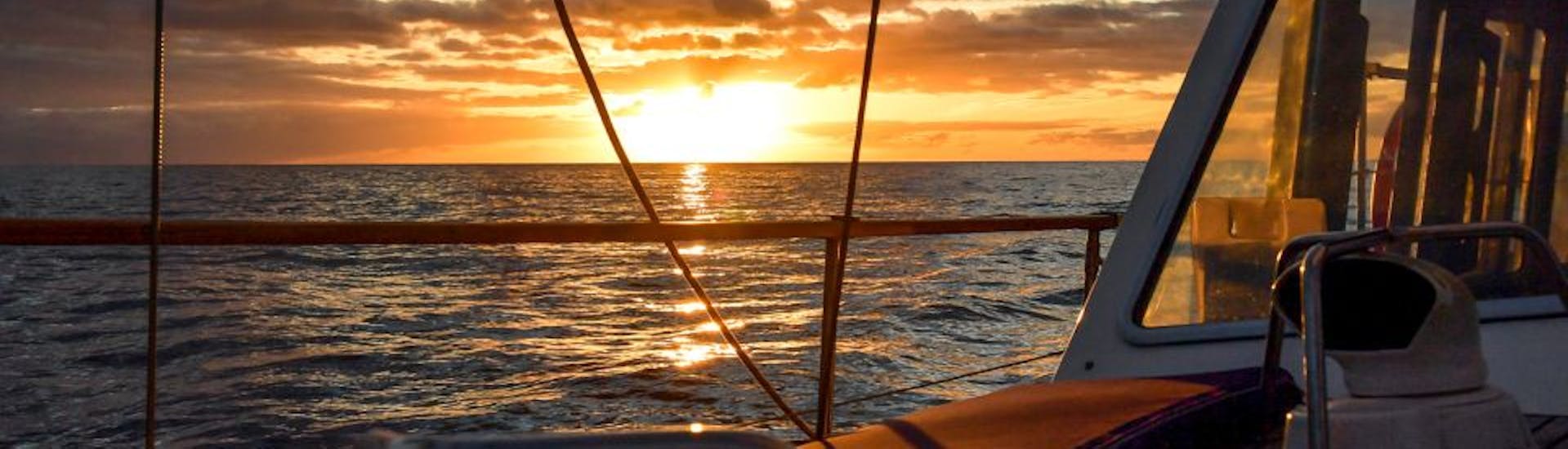 Sonnenuntergangssegeltour zur Bucht von Camar de Labos mit Delfinbeobachtung.