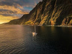 Sonnenuntergangssegeltour zur Bucht von Camar de Labos mit Delfinbeobachtung mit Gaviao Madeira.
