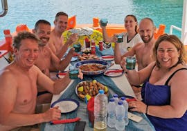 Mensen die vis eten tijdens Traditionele Visboottocht met Ontbijt & Lunch met Dali Tours Zakynthos.