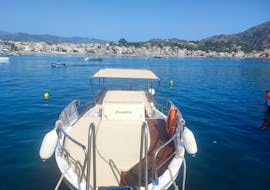 Giro in barca lungo la Baia di Naxos e Taormina con aperitivo e snorkeling con Escursioni Poseidon Messina.