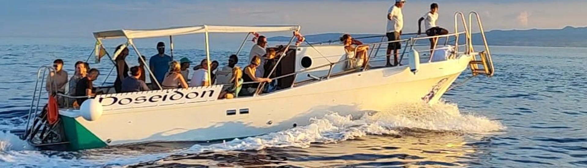 Giro in barca lungo la Baia di Naxos e Taormina con aperitivo e snorkeling.