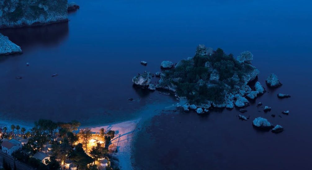 Giro in barca serale lungo la baia di Naxos e Taormina con aperitivo.
