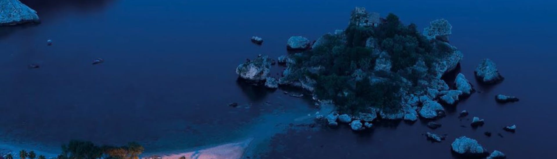 Giro in barca serale lungo la baia di Naxos e Taormina con aperitivo.