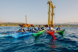 Eine Gruppe von Leuten in ihren Kajaks genießen die Morgen-Kajak-Tour in der Bucht von Kissamos mit Schwimmstop mit Sea Kayak Kissamos.