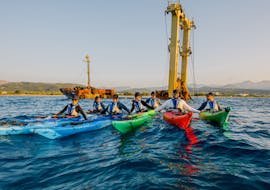Eine Gruppe von Leuten in ihren Kajaks genießen die Morgen-Kajak-Tour in der Bucht von Kissamos mit Schwimmstop mit Sea Kayak Kissamos.