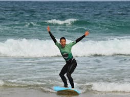 A girl coached by G3 Store rised on her board in a Peniche wave.