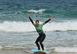 A girl coached by G3 Store rised on her board in a Peniche wave.