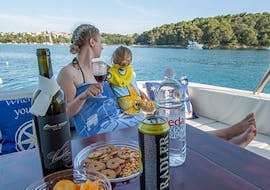 Gita privata in barca da Pola città (Pula) a Veruda (Fratarski otok)  e bagno in mare con Pula Boat Tours Croatia.