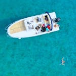 Menschen auf einem Boot, die einem anderen zuschauen, wie er im Meer schwimmt mit Bootstour zum Goldenen Horn, Hvar & Paklinski Insel mit Promare Boat Charter Makarska.