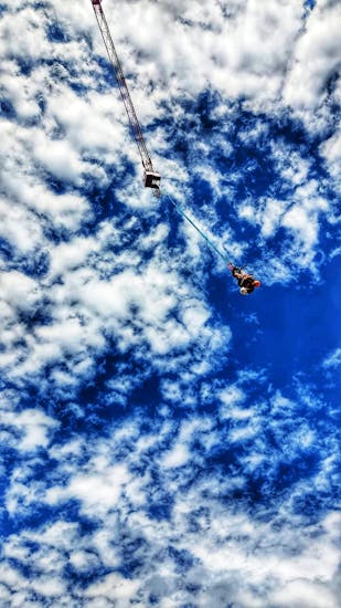 Vista desde el cielo de una pareja que participa en el salto en tándem de puenting en Novalja Zrće Beach con Bungee Site Zrce.