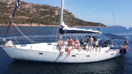 Gita in barca a vela da Alghero a Capo Caccia con pranzo, snorkeling e SUP con Sailing in Sardinia Alghero.