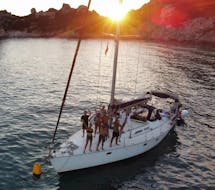 Giro in barca a vela al tramonto lungo la costa di Alghero con aperitivo e SUP con Sailing in Sardinia Alghero.
