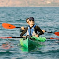 Zwei Teilnehmer im Kahak genießen die Kajak-Tour in Falassarna mit Schwimmstop mit Sea Kayak Kissamos.