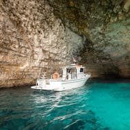 Ein Boot schwimmt auf dem kristallklarem Wasser während der Privaten Bootstour mit Dinner & Badestopps bei Sonnenuntergang organisiert von Aloha Boat Charters Malta.