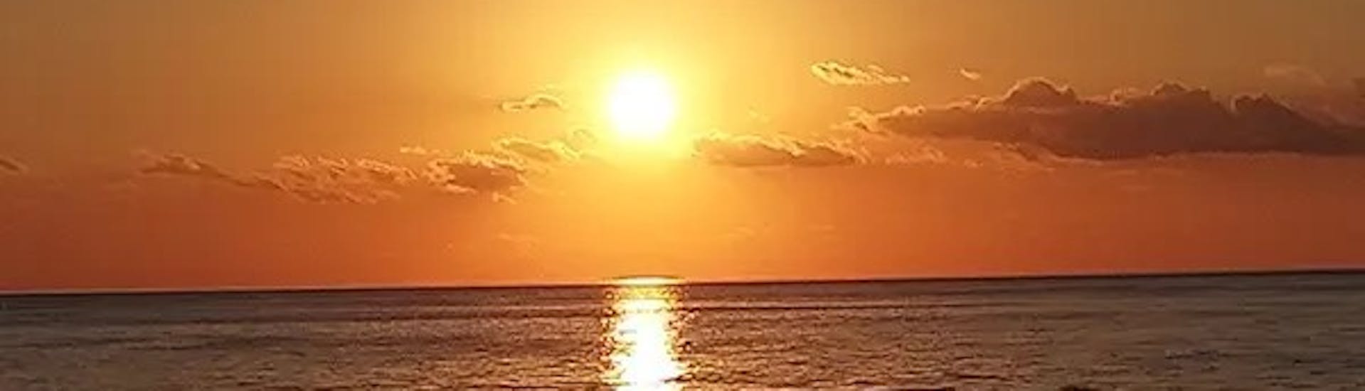 Die Sonne geht langsam unter während der Privaten Bootstour mit Dinner & Badestopps bei Sonnenuntergang organisiert von Aloha Boat Charters Malta.