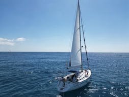 Gita in barca a vela a Spiaggia di Barceloneta con bagno in mare e visita turistica con Vela Boat Trips Barcelona.