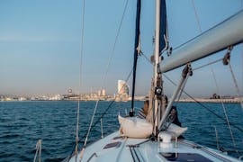 Privé zeilboottocht naar Barceloneta Beach met zonsondergang & toeristische attracties met Vela Boat Trips Barcelona.