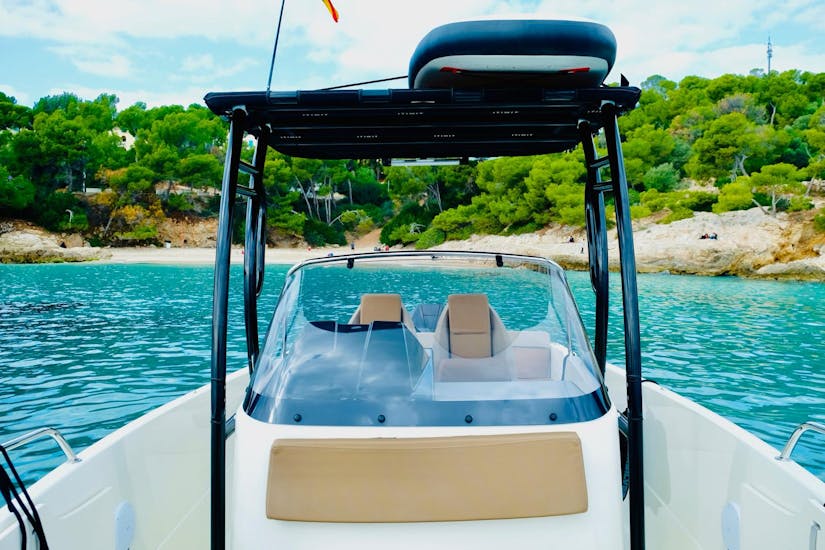 Frontal view of Emilia´s boat within the clear waters of Mallorca with MiniBar&co