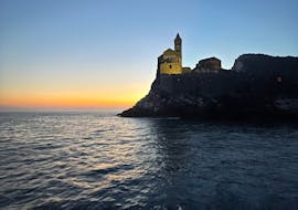 Giro in barca lungo il Golfo dei Poeti al tramonto con aperitivo con Venere Boat Tour Cinque Terre.