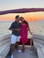 Een koppel die aan het genieten zijn op de boot tijdens de Romantische privétocht bij zonsondergang in Algarve met Islands 4 you.