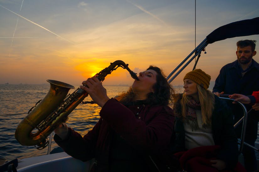 Paseo en velero al atardecer por Barcelona con Saxofón en vivo.