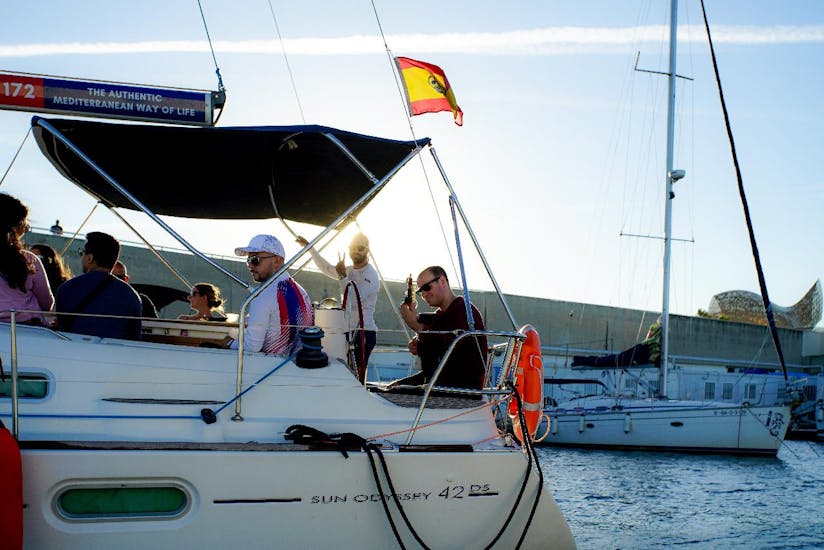 Zeilboottocht naar Barceloneta Beach met zonsondergang & toeristische attracties.