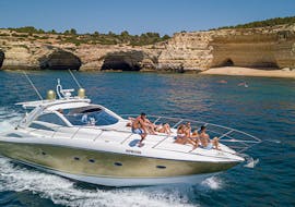 A boat is driving to its next destination while doing a Private Boat Trip from Albufeira along the Algarve to the Benagil Cave with Snorkeling organized by EasyDream Charters Albufeira.