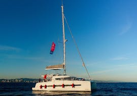 Paseo en catamarán al atardecer por la costa de Barcelona con bebidas & aperitivo con Sailing Experience BCN.
