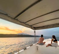 Giro in barca al tramonto lungo la costa di Aci Trezza con Arturo Carelli Travel.