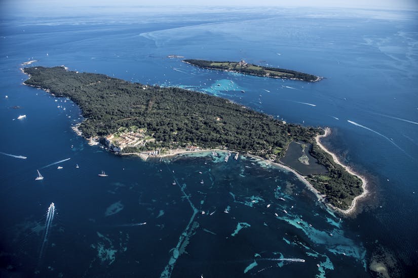 Vue aérienne de Navette aller-retour en bateau vers Cannes et l'île Sainte-Marguerite avec Les Bateaux Verts Saint-Tropez.
