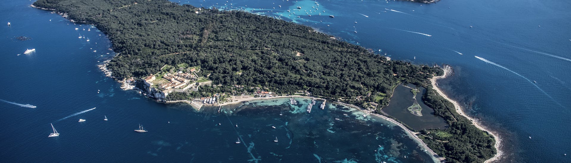 Vue aérienne de Navette aller-retour en bateau vers Cannes et l'île Sainte-Marguerite avec Les Bateaux Verts Saint-Tropez.