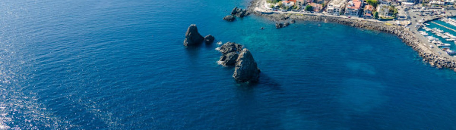 Boottocht van Aci Trezza naar Cyclops Islands  & zwemmen.