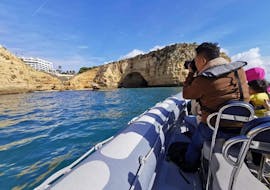 Gita in barca da Carvoeiro a Benagil con bagno in mare e visita turistica con Centianes Boat Trip Algrave.