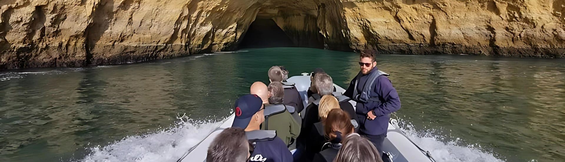 RIB Bootstour zu der Höhle von Benagil & Praia da Marinha vom Fluss Arade.