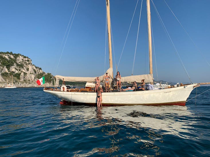 Giro in barca a vela vintage privata al castello di Duino con aperitivo.