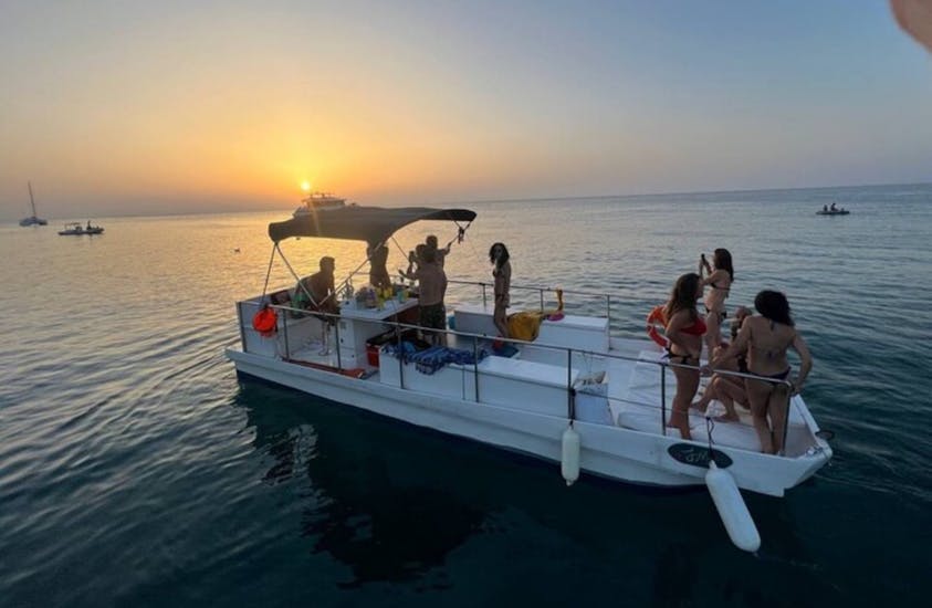 Giro in catamarano al tramonto lungo la costa di Cefalù con aperitivo.