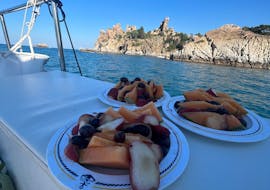 Giro privato in catamarano lungo la costa di Cefalù con aperitivo e snorkeling con Trip on Boat Cefalù.