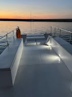 Giro privato in catamarano lungo la costa di Cefalù con aperitivo al tramonto con Trip on Boat Cefalù.