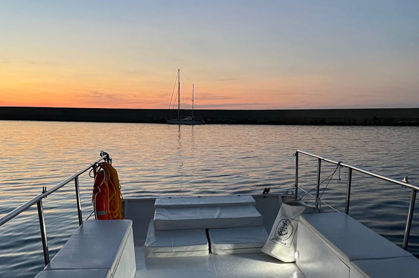 Giro privato in catamarano lungo la costa di Cefalù con aperitivo al tramonto.