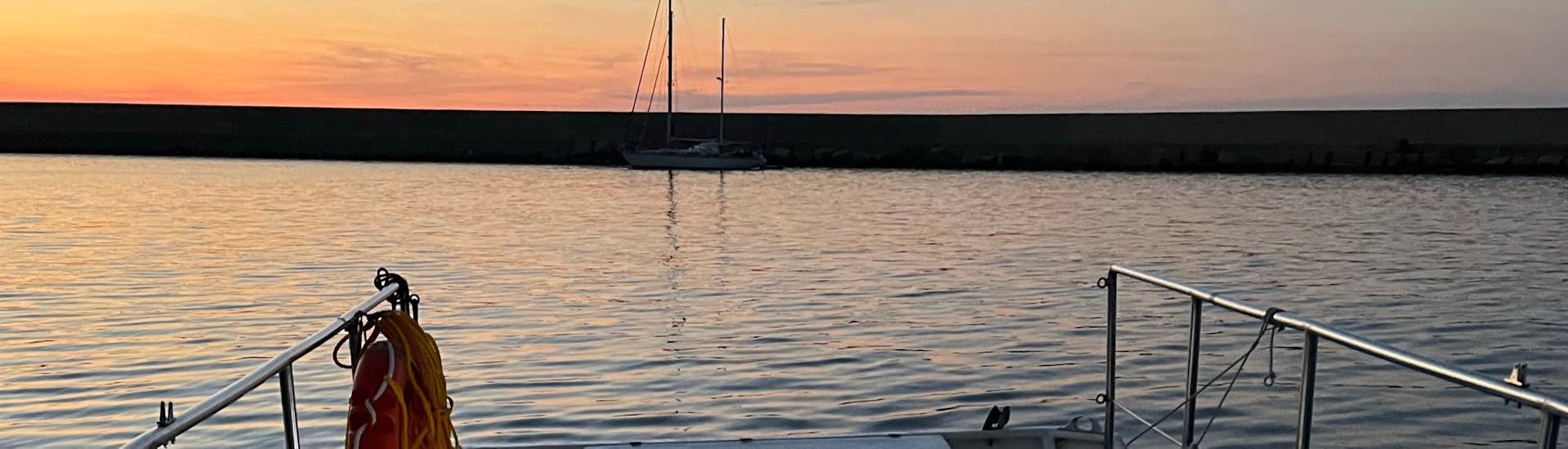 Giro privato in catamarano lungo la costa di Cefalù con aperitivo al tramonto.