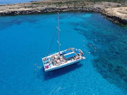 Gita in catamarano da Protaras a Konnos Beach con bagno in mare e tramonto con Paphos Sea Cruises.