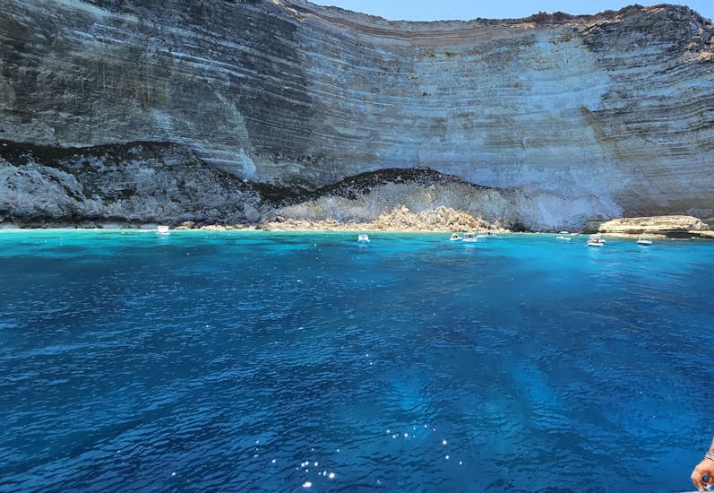 Gita in barca a Lampedusa con pranzo e soste per nuotare.