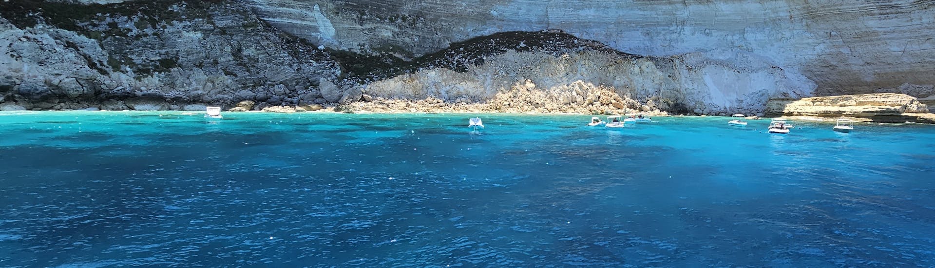 Gita in barca a Lampedusa con pranzo e soste per nuotare.