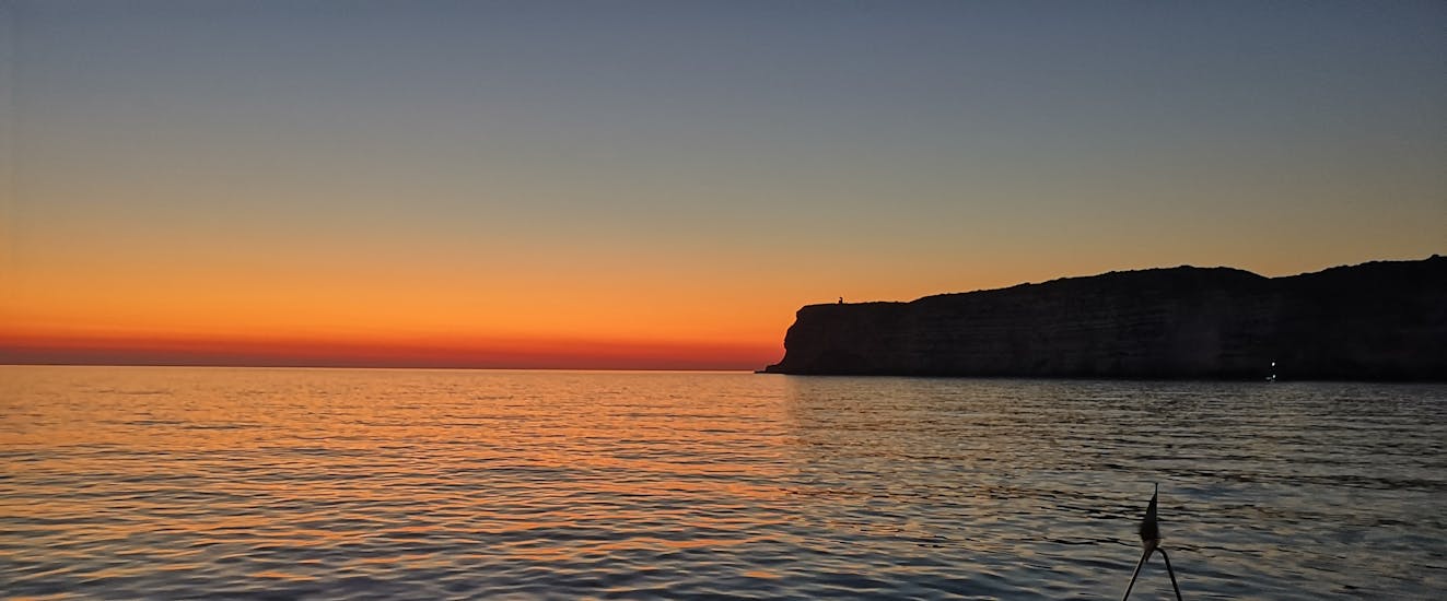 Giro al tramonto in barca a Lampedusa con aperitivo e cena.