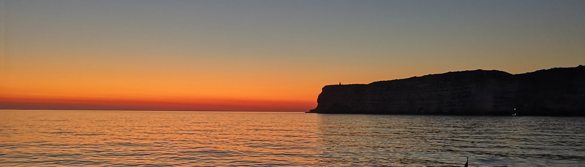 Giro al tramonto in barca a Lampedusa con aperitivo e cena.