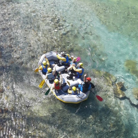 Eine Gruppe Rafter auf dem blauen Wasser des Voidomatis Flusses beim Rafting am Voidomatis Fluss in Zagori mit Via Natura Rafting Zagori.